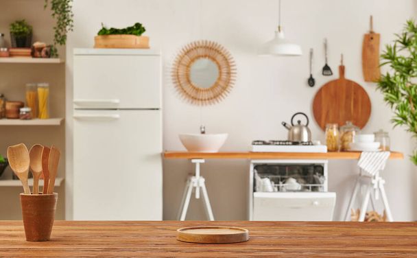 Fermez la table en bois et le style de fond de cuisine décoratif. Réfrigérateur, lave-vaisselle et cuisinière avec concept de lampe. - Photo, image