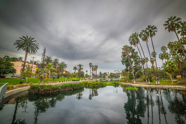 Echo Park meer in het centrum van Los Angeles onder een bewolkte hemel. California, Verenigde Staten - Foto, afbeelding