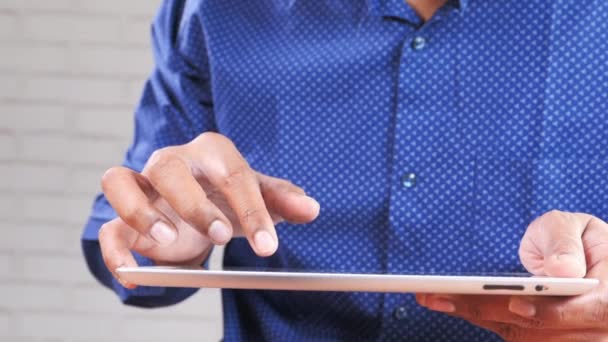  muž ruka pomocí digitálního tabletu na černém pozadí  - Záběry, video