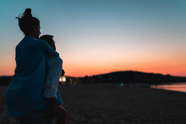 Couple inlove at beach with sunset - Фото, зображення