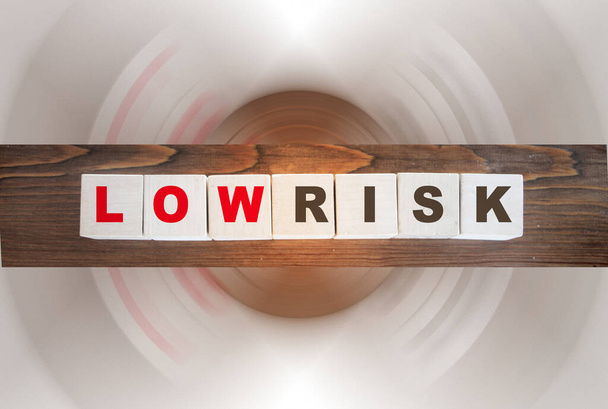 Nízká riziková slova napsaná na dřevěných kostkách. Posouzení finančního rizika, odměna za riziko a koncepce řízení rizik v portfoliu.. - Fotografie, Obrázek