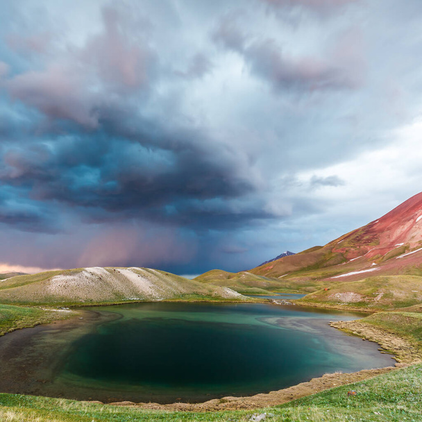 Prachtig uitzicht op Tulpar Kul meer in Kirgizië tijdens de storm - Foto, afbeelding