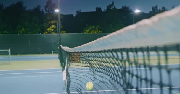 Теннисная трасса окружена ярким освещением  - Кадры, видео
