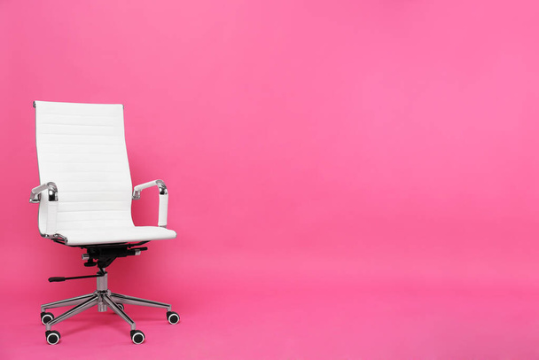 Comfortable office chair on pink background, space for text - Foto, afbeelding