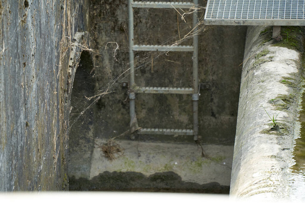 Дренажный канал бассейна, стальная лестница, загрязнение. - Фото, изображение