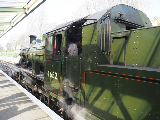 ατμομηχανή κλάσης 2MT με αριθμό 46521 που παρατηρείται στο σιδηροδρομικό σταθμό Swanage Heritage στο Swanage στο Dorset, Αγγλία, Ηνωμένο Βασίλειο - Φωτογραφία, εικόνα