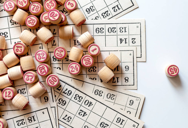 Family Lotto desková hra. Karty a sudy s čísly. Hrát doma v chladném zimním dni nebo v novém pandemickém prostředí - Fotografie, Obrázek