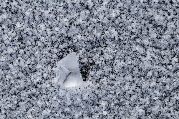 Bílé led tvary zavřít na sněhu pozadí. - Fotografie, Obrázek
