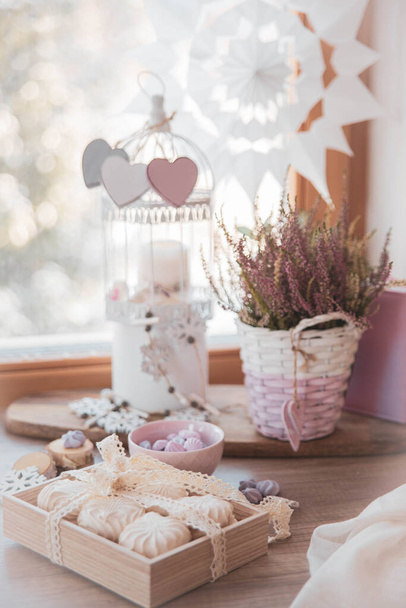 Продовольственный стиль на День святого Валентина с деревянным сердцем, зефиром, безе, цветами и деревянным декором - Фото, изображение