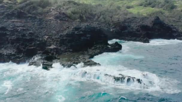 嵐の太平洋上を飛行する空中ドローン。美しい岩の海の海岸 - 映像、動画