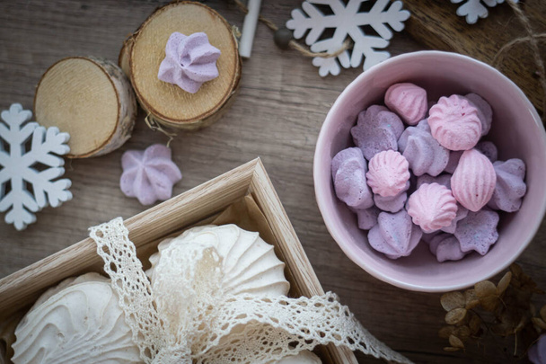 Jídlo styling pro světce Valentýna s dřevěným srdcem, zephyr, meringue, květiny a dřevěný dekor - Fotografie, Obrázek