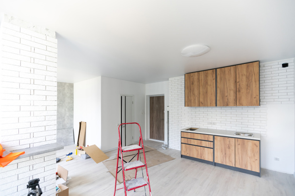 Нові встановлені дерев'яні кухонні шафи з сучасною декоративною нержавіючої сталі
 - Фото, зображення