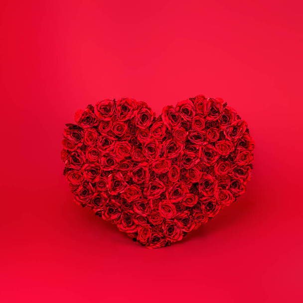 Coração Dia dos Namorados Feito de Rosas Vermelhas Isoladas em Fundo Vermelho. - Foto, Imagem