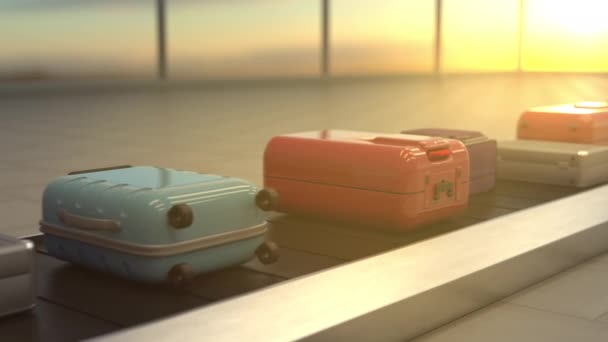 Transportband met bagage zakken tegen zonlicht in lege luchthaven aankomst gebied - Video