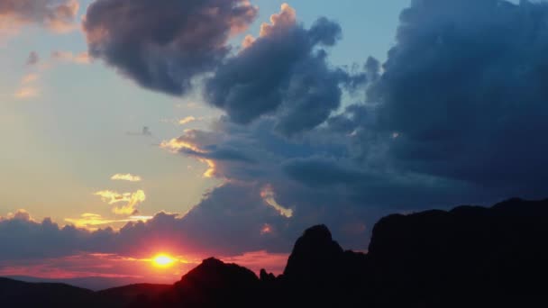 Hermosa puesta de sol en las montañas de Tepoztlán en México - Imágenes, Vídeo