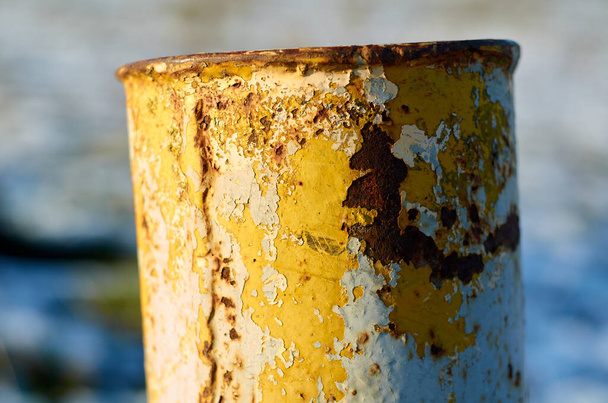 Iron pillar με peeling βαφή από κοντά - Φωτογραφία, εικόνα