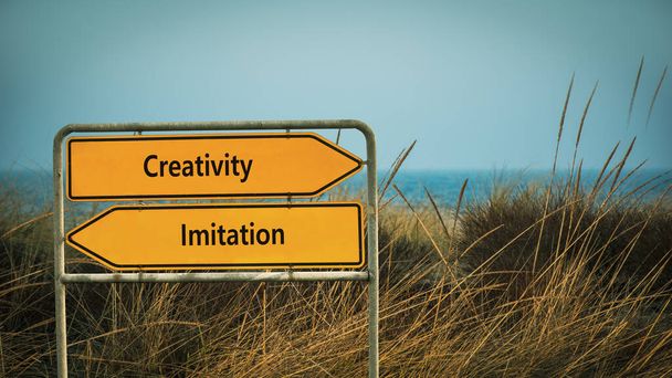 Δρόμος σύμβολο της κατεύθυνσης για τη δημιουργικότητα έναντι απομίμηση - Φωτογραφία, εικόνα