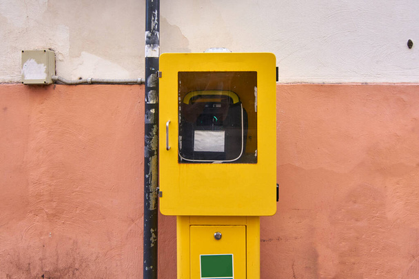 Olasz defibrillátor egy utcában egy történelmi belvárosban - Fotó, kép