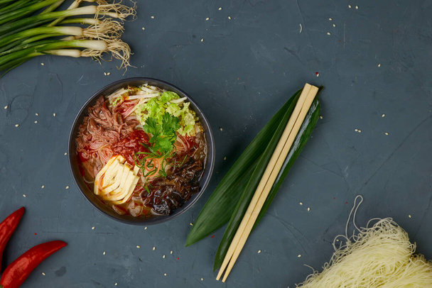Ξινή πικάντικη σούπα, κινέζικη κουζίνα, μπετόν φόντο - Φωτογραφία, εικόνα