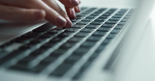 Detailní záběr ženy s neutrální manikúrou a krásné ruce zadává text na klávesnici notebooku. Digitální život. Zápis e-mailu. - Záběry, video