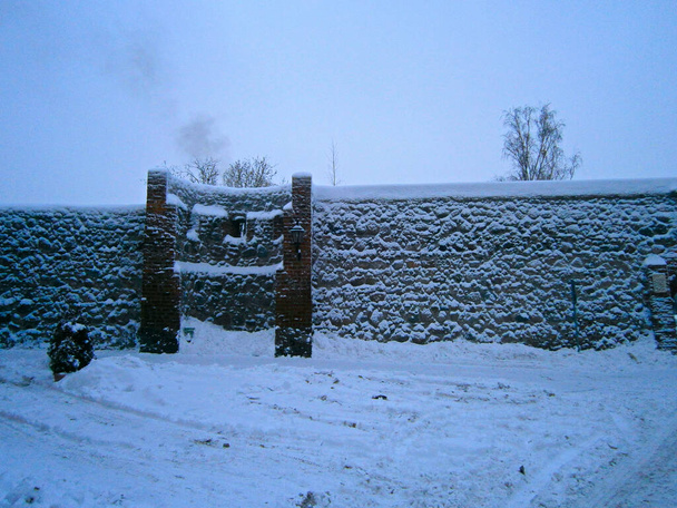 冬の中世からの歴史的な城壁 - 写真・画像
