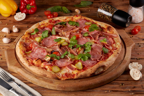 Pizza, wariant klasycznej włoskiej pizzy, tło drewniane - Zdjęcie, obraz