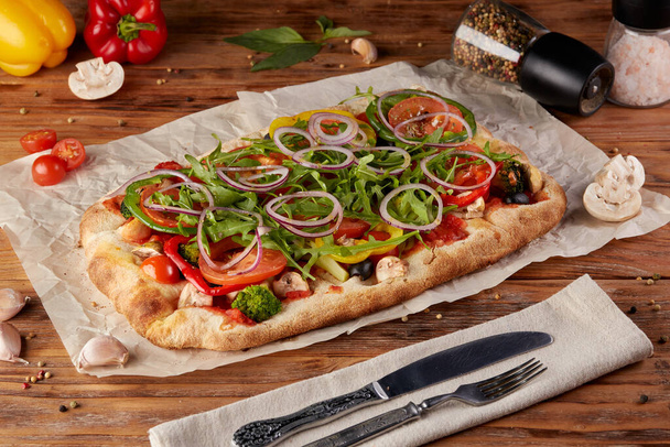 Römische Pizza, Variante der klassischen italienischen Pizza, hölzerner Hintergrund - Foto, Bild