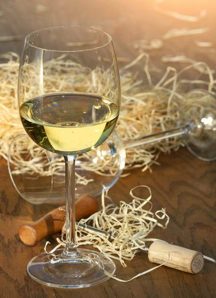 Стакан белого вина с пробковым винтом
 - Фото, изображение