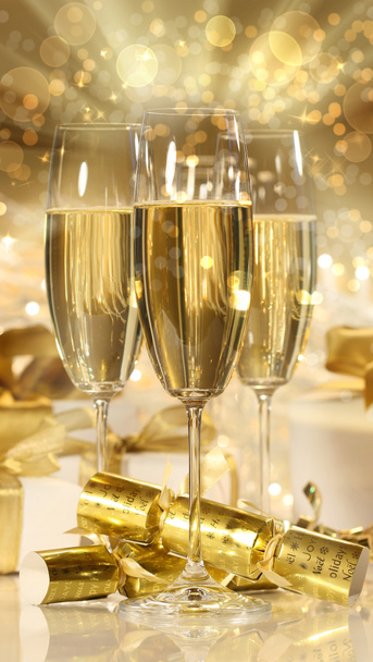 Бокалы шампанского и подарки на Новый год
 - Фото, изображение