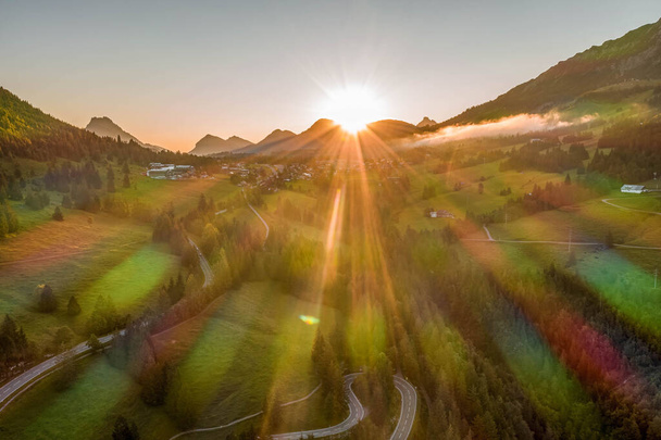 Aerial drone shot of sunrise on gailenberg road in Germany verano - Foto, Imagen