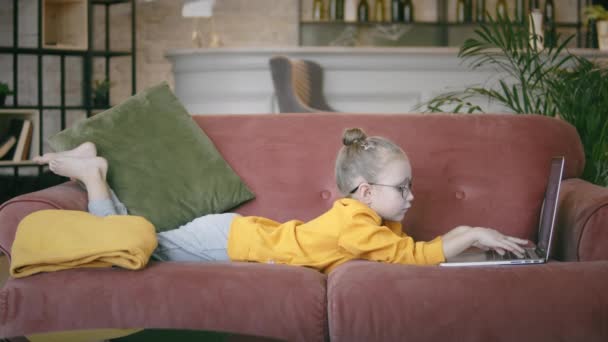 Kleines Mädchen mit Laptop - Filmmaterial, Video