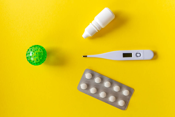 Medical treatment layout: visus against nasal drops, thermometer, pills - 写真・画像
