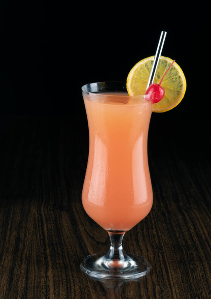 verse tropische cocktail op mooie zonnige strand - Foto, afbeelding