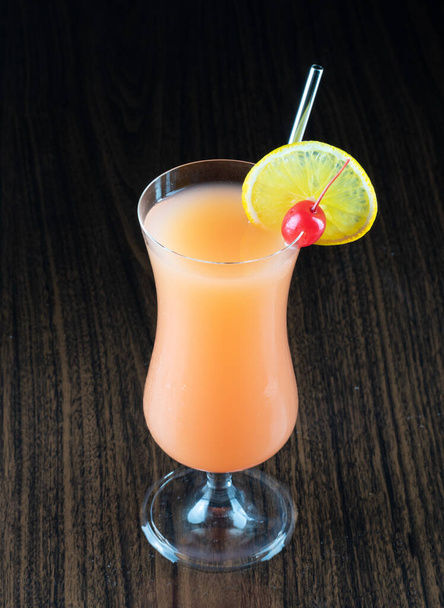 Fresh tropical cocktail on beautiful sunny beach - Foto, imagen