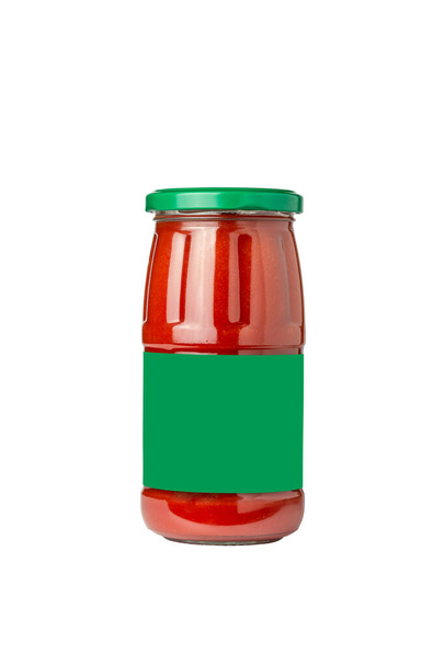 skleněná sklenice horké rajčatové omáčky na bílém pozadí - Fotografie, Obrázek