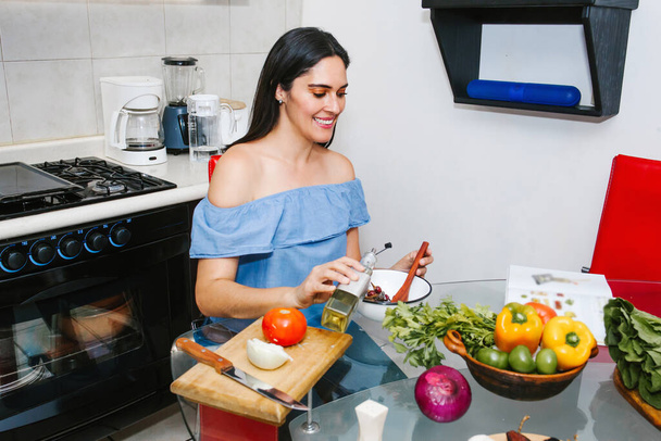 メキシコの台所で健康的な料理を作るラテン語の女性 - 写真・画像