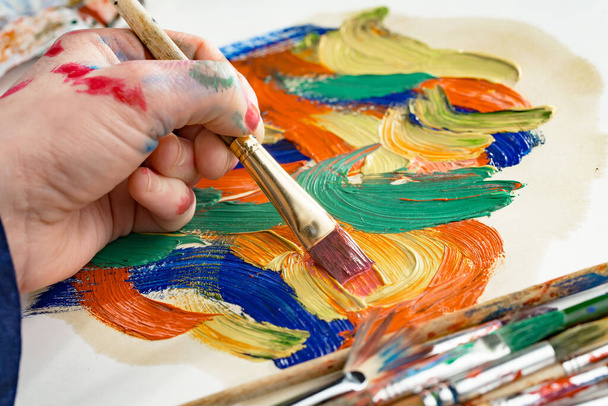 Разноцветные масляные краски, выжатые из трубки на белый лист бумаги. - Фото, изображение