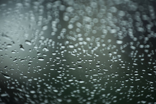 Lluvia y gotas de lluvia sobre el cristal de una ventana - Foto, imagen