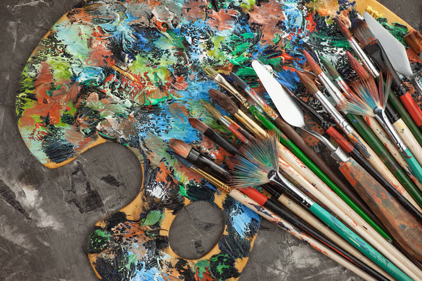 Brushes and paints for painting on an old background. - Foto, Imagem