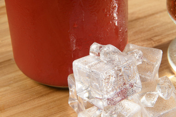 ソーダ缶の詳細は木製の背景と赤の色の低下 - 写真・画像