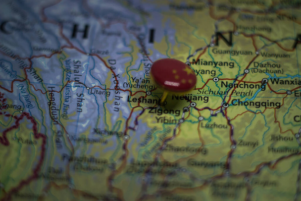 Leshan feltűzve egy térképre Kína zászlajával - Fotó, kép