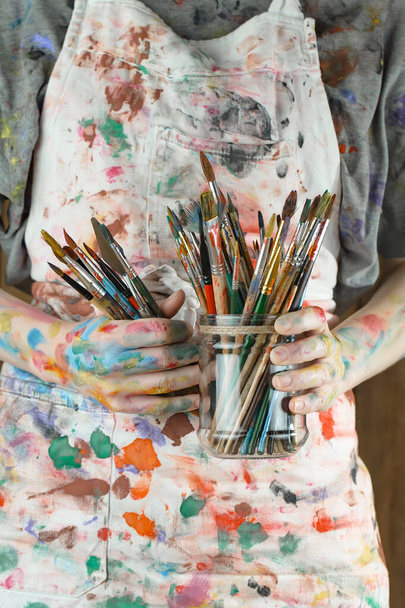 Mão de mulher com pincel de tinta
. - Foto, Imagem