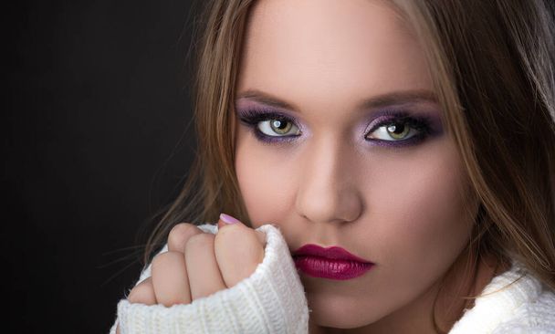 Young beautiful blonde model with attractive makeup - Foto, immagini