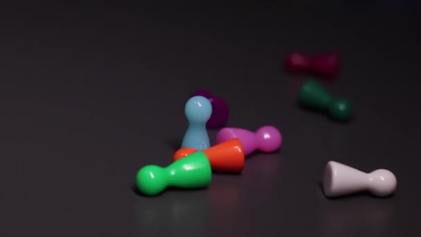 bordspel elementen - kleurrijke mensen figuur, meeple, karakter. chips voor het spel. grijsgrijze achtergrond. geïsoleerd. kopieer ruimte. Hoge kwaliteit FullHD beeldmateriaal - Video