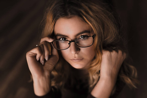 Νεαρή όμορφη γυναίκα μοντέλο ποζάρουν με γυαλιά - Φωτογραφία, εικόνα