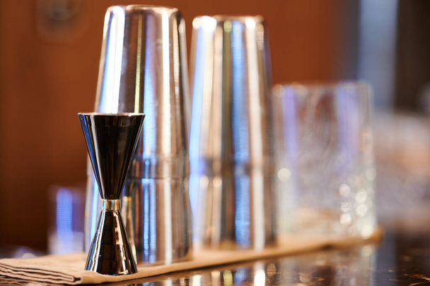 Měření skla a koktejl třepačka na baru v restauraci - Fotografie, Obrázek