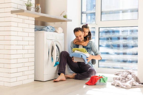 ropa de lavandería familiar multiétnica casual feliz en casa - Foto, imagen