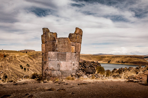 Sillustani es la necrópolis más importante del mundo. La Chullpa del Lagarto es una torre funeraria perteneciente a la cultura Kolla. Se encuentra a orillas de la Laguna de Umayo, Puno, Perú - Foto, Imagen
