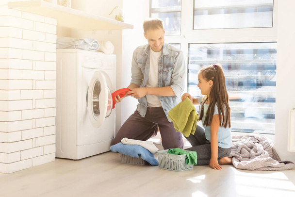 felici vestiti casual multietnico famiglia lavanderia a casa - Foto, immagini