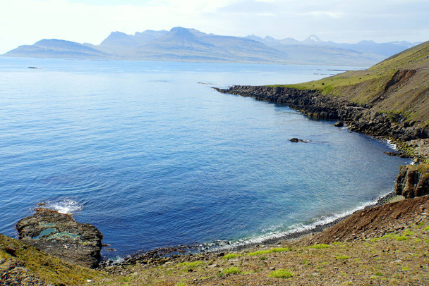 Der Blick auf die Klippen und Felsformationen am Meer in der Nähe der Ostfjorde, Island im Sommer - Foto, Bild